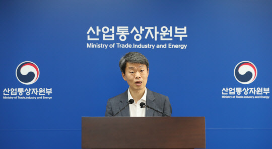나승식 산업통상자원부 무역투자실장이 1일 오전 세종시 정부세종청사에서 2020년 6월 수출입 동향에 대해 브리핑하고 있다. <연합뉴스>